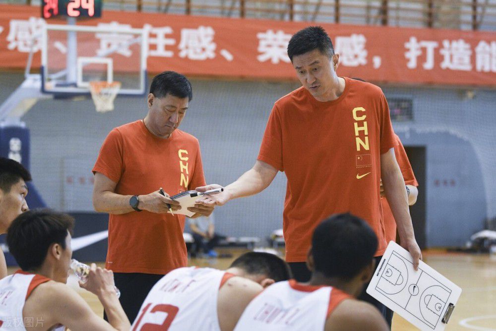 电影《皮囊》此次释出的概念海报将“东方惊悚”的类型元素根植在设计理念中，红黑配色的国风古画气质让影片的悬疑惊悚气质尽显，透过层层黑云的迷雾笼罩，血红色灯笼映衬下的古宅看起来略显阴森，似乎隐藏着什么不可告人的秘密